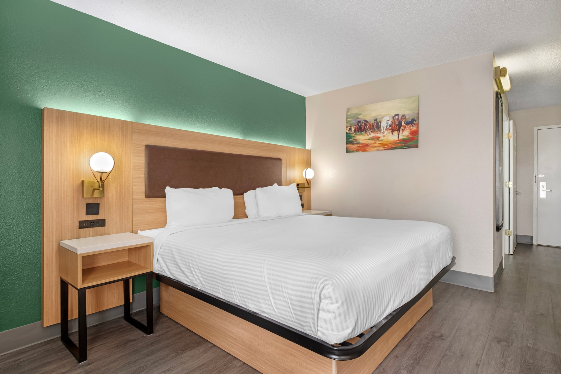 Guest room with one king bed